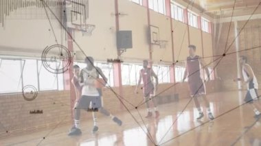 Spor salonundaki basketbol maçında bağlantı ağının animasyonu. global spor, fitness ve veri işleme konsepti dijital olarak oluşturulmuş video.