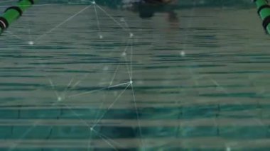 Yüzen kadın yüzücünün üzerindeki bağlantı ağının animasyonu. global spor, fitness ve veri işleme konsepti dijital olarak oluşturulmuş video.