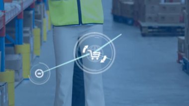 Depoda panoya yazı yazan kadın üzerindeki simgelerle bağlantı ağının animasyonu. küresel sevkiyat, dağıtım ve bağlantılar konsepti dijital olarak oluşturulmuş video.