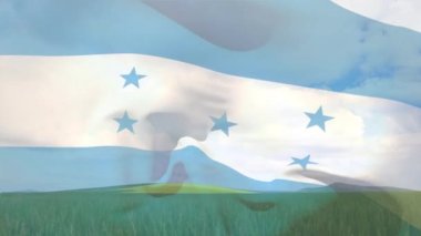 Tarla manzarasına karşı Honduras bayrağı sallamanın dijital bileşimi. ulusal tarım kavramı