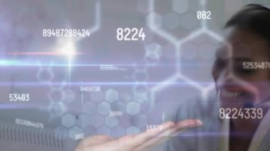 Ofisteki kulaklıklı bir iş kadınına DNA örneği. küresel iş, bağlantılar, veri işleme ve teknoloji konsepti dijital olarak oluşturulmuş video.