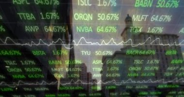 Şehir manzarası üzerinde finansal veri işleme animasyonu. küresel finansman, iş ve veri işleme kavramı dijital olarak oluşturulmuş video.