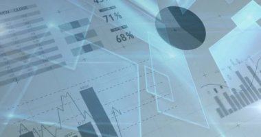 Beyazların üzerindeki ekranlarda istatistik ve veri işleme animasyonları. küresel iş, dijital arayüz ve teknoloji konsepti dijital olarak oluşturulmuş video.