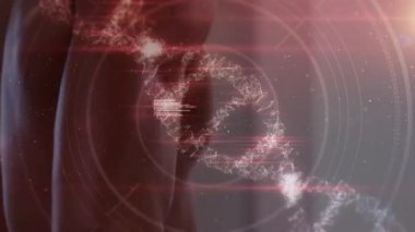 Güçlü bir adamın egzersiz yapması üzerine DNA iplikçiklerinin dönüşünün ve veri işlemesinin animasyonu. global spor, fitness, sağlıklı yaşam tarzı ve dijital olarak üretilen veri işleme konsepti.