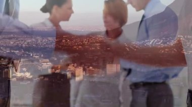 İş kadını ve iş kadınının orta kesimi şehir manzarası için el sıkışıyor. iş ortaklığı ve teknoloji kavramı