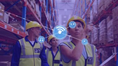 Depodaki stokları kontrol eden erkek ve kadın işçilere karşı dijital ikonlar ağı. lojistik ve ulaşım sektörü kavramı