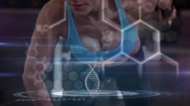 Güçlü bir kadının egzersiz yapması üzerine DNA iplikçiklerinin dönüşünün ve veri işlemesinin animasyonu. global spor, fitness, sağlıklı yaşam tarzı ve dijital olarak üretilen veri işleme konsepti.