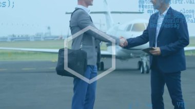 İki Kafkas işadamının havaalanı pistinde el sıkıştığı soyut şekil ve veri işleme. iş seyahati ve teknoloji kavramı