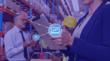 Dijital tablet kullanan beyaz kadın yöneticilere karşı dijital ikonlar ağı. lojistik ve ulaşım sektörü kavramı