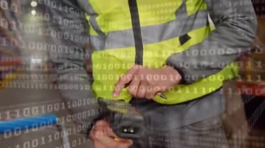 Depoda çalışan adamın veri işleme animasyonu. küresel sevkiyat, dağıtım ve bağlantılar konsepti dijital olarak oluşturulmuş video.