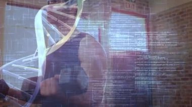 Spor salonunda dambıllarla biseps yapan Kafkas zinde bir adama karşı tıbbi veri işleme. Spor ve spor teknolojisi kavramı