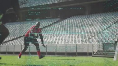 Stadyumdaki ragbi oyuncuları üzerinde veri işleme animasyonu. global spor, fitness ve veri işleme konsepti dijital olarak oluşturulmuş video.