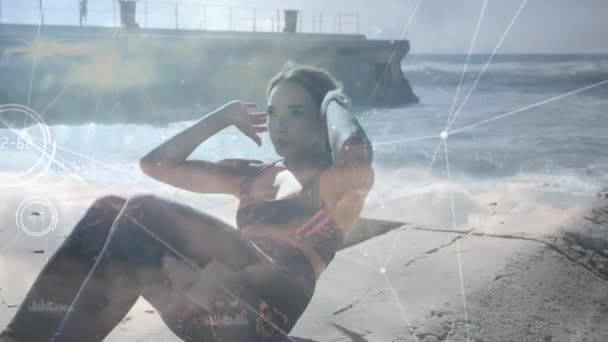 针对在海滩上进行腹肌锻炼的高加索女人的关系网 健身和技术概念 — 图库视频影像