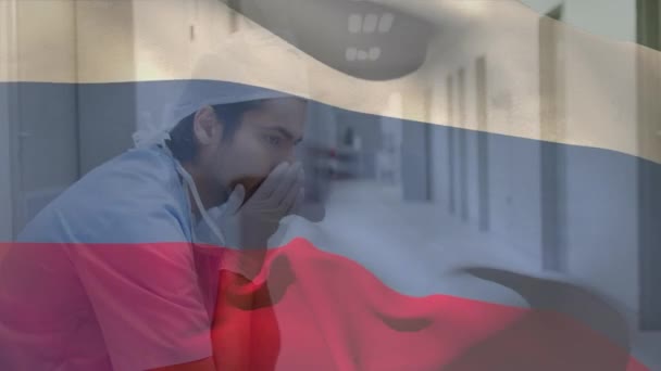 Digitale Samenstelling Van Russische Vlag Zwaaiend Gestresste Blanke Mannelijke Gezondheidswerker — Stockvideo