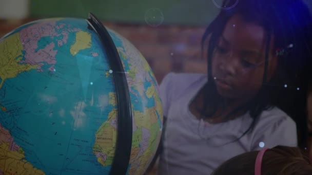 Netwerk Van Verbindingen Diverse Studenten Die Aardrijkskunde Leren Met Behulp — Stockvideo