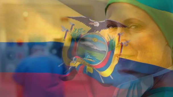 病院で笑っている白人女性外科医に対して手を振ってエクアドル国旗のデジタル組成物 医療と医療の概念 — ストック動画