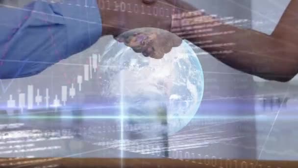 手を振るビジネスマンや実業家の中央部に対する株式市場のデータ処理 世界経済とビジネスパートナーシップの概念 — ストック動画