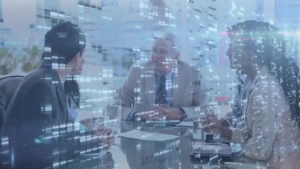 オフィスの会議室で ビジネスマンの高い5人の上にモザイクの正方形の画面 ビジネス技術とチームワークの概念 — ストック動画