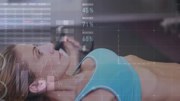Animering Databehandling Över Stark Kvinna Utövar Med Gym Utrustning Sport — Stockvideo
