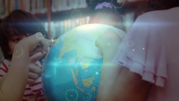 Jaringan Koneksi Lebih Dari Guru Perempuan Mengajar Geografi Kepada Siswa — Stok Video