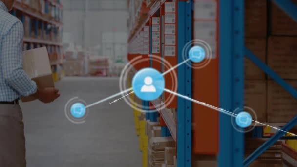 Nätverk Digitala Ikoner Mot Ledande Manlig Handledare Som Har Låda — Stockvideo