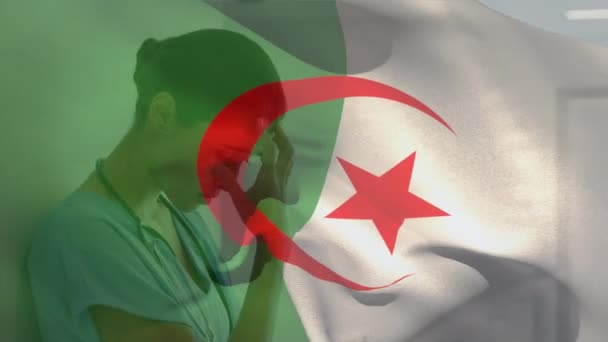 Digital Sammansättning Algeria Flagga Viftar Över Stressad Kaukasisk Kvinnlig Vårdpersonal — Stockvideo