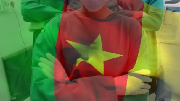 Kamerunská Vlajka Mávající Proti Portrétu Týmu Chirurgů Obličejovými Maskami Nemocnici — Stock video