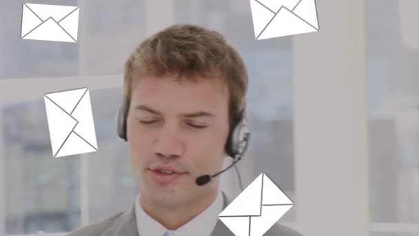 Animación Los Iconos Correos Electrónicos Sobre Hombre Que Usa Auriculares — Vídeo de stock