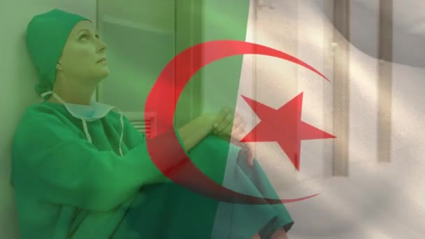 Composición Digital Bandera Algeria Ondeando Contra Las Cirujanas Caucásicas Estresadas — Vídeo de stock