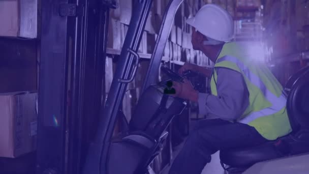 아프리카 미국인 노동자에 프로필 아이콘 네트워크 창고에서 Forklift 차량을 — 비디오