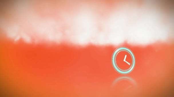 オレンジ色を背景に煙の効果をチェックするネオンデジタル時計のデジタルアニメーション テクノロジーの背景とテクスチャの概念 — ストック動画