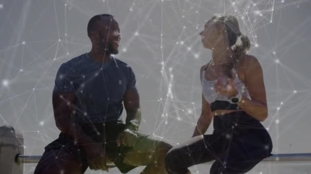 Réseau Connexions Contre Couple Mixte Parlant Entre Eux Assis Près — Video