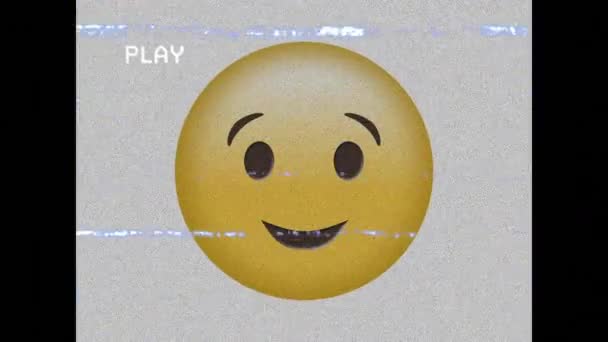 Cyfrowa Animacja Efektu Usterki Vhs Przeciwko Mrugającym Emoji Twarzy Szarym — Wideo stockowe