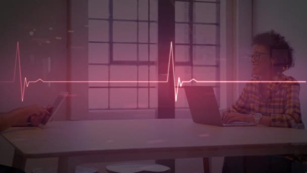 Анімація Монітора Частоти Серцевих Скорочень Над Бізнесменами Які Використовують Ноутбук — стокове відео