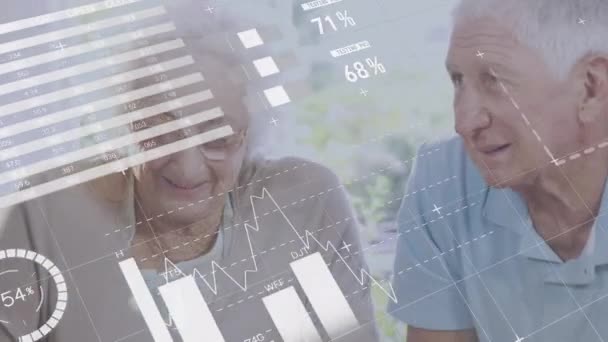 对照高加索老年夫妇的签名文件进行统计数据处理 投资交易 租金或贷款概念 — 图库视频影像