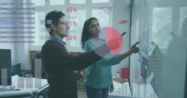 オフィスで議論する多様な男女の同僚に対する統計データ処理 世界的なビジネスと技術の概念 — ストック動画