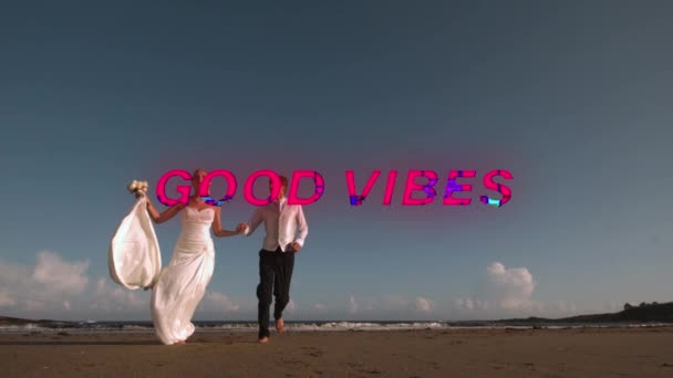 Animazione Buone Vibrazioni Testo Sopra Coppia Appena Sposata Sulla Spiaggia — Video Stock