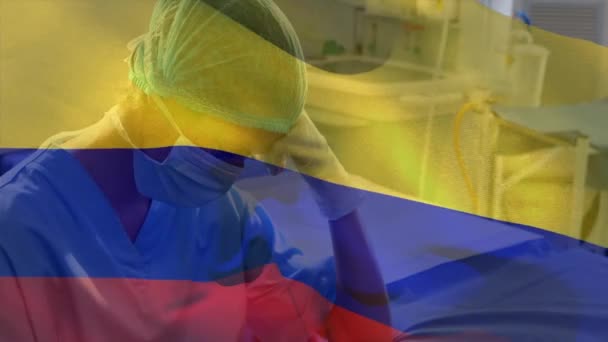 Colombias Flagg Vifter Mot Stresset Amerikansk Kvinnelig Helsearbeider Sykehuset Helsemessig – stockvideo
