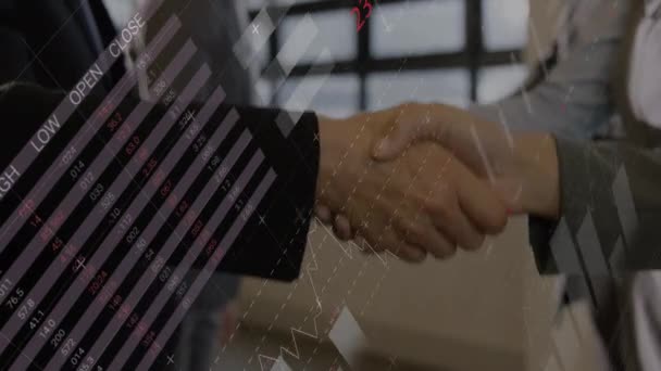 オフィスで握手をするビジネスマンの中央部に対する統計データ処理 ビジネスパートナーシップと技術コンセプト — ストック動画