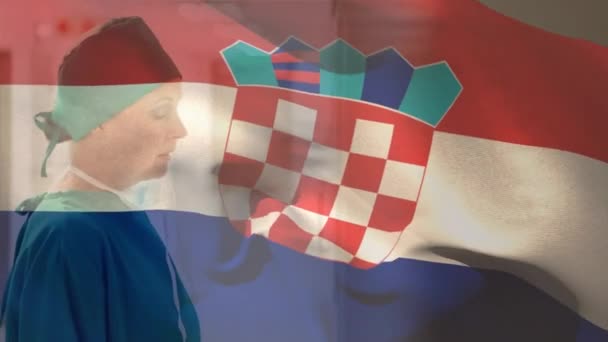 Digital Sammansättning Kroatia Flagga Viftar Mot Stressad Kaukasisk Kvinnlig Kirurg — Stockvideo