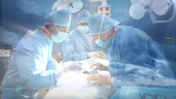 Digitální Složení Týmu Chirurgů Provádějících Chirurgii Nemocnici Proti Mrakům Obloze — Stock video