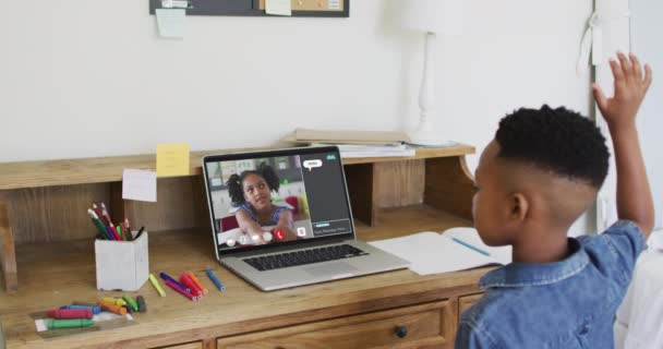 Африканский Американец Поднимает Руки Время Видеозвонка Домашний Ноутбук Дистанционное Обучение — стоковое видео