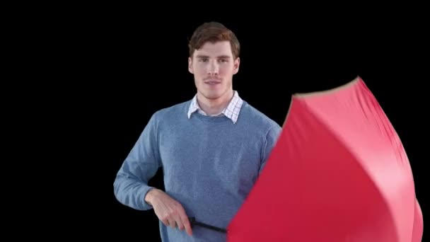 Hombre Sonriente Bajo Paraguas Rojo Sobre Fondo Negro Naturaleza Clima — Vídeo de stock