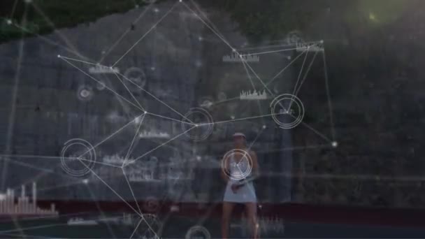 テニスコートでの女子テニス選手とのつながりのアニメーション スポーツ フィットネス データ処理の概念をデジタルで生成したビデオ — ストック動画