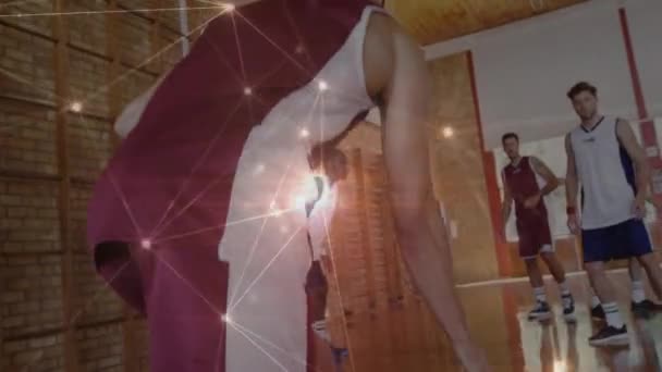 在体育馆的篮球比赛中 联系网络的动画化 全球体育 健身和数据处理概念数码视频 — 图库视频影像
