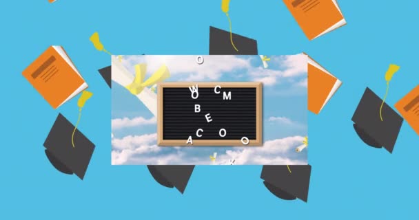 毕业帽和书本的图标在蓝色背景的木板板上掉回了学校的课本 回到学校和教育的概念 — 图库视频影像
