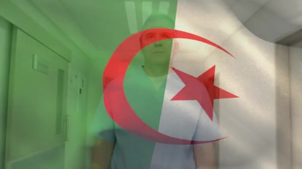 Algeriet Flagga Vinka Mot Kaukasisk Senior Manliga Sjukvårdspersonal Bär Kirurgiska — Stockvideo