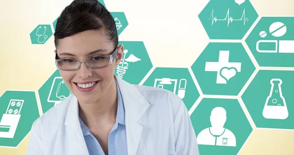 黄色の背景にデジタルアイコン上の女性医師の構成 インフルエンザ ウイルス 予防接種の概念がデジタルで生成された画像 — ストック写真