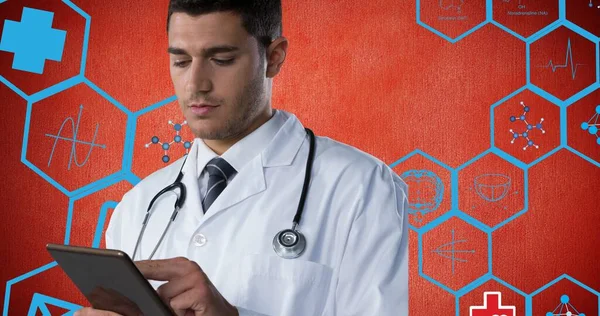 Composición Del Médico Masculino Usando Tableta Sobre Iconos Digitales Sobre —  Fotos de Stock