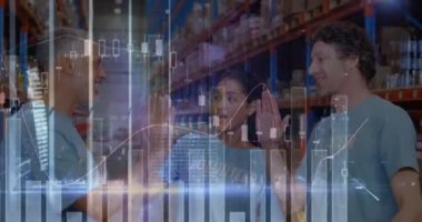 Kadın ve erkek arasında istatistiksel veri işleme depoda birbirlerine beşlik çakan gönüllülere karşı. lojistik ve ulaşım sektörü kavramı